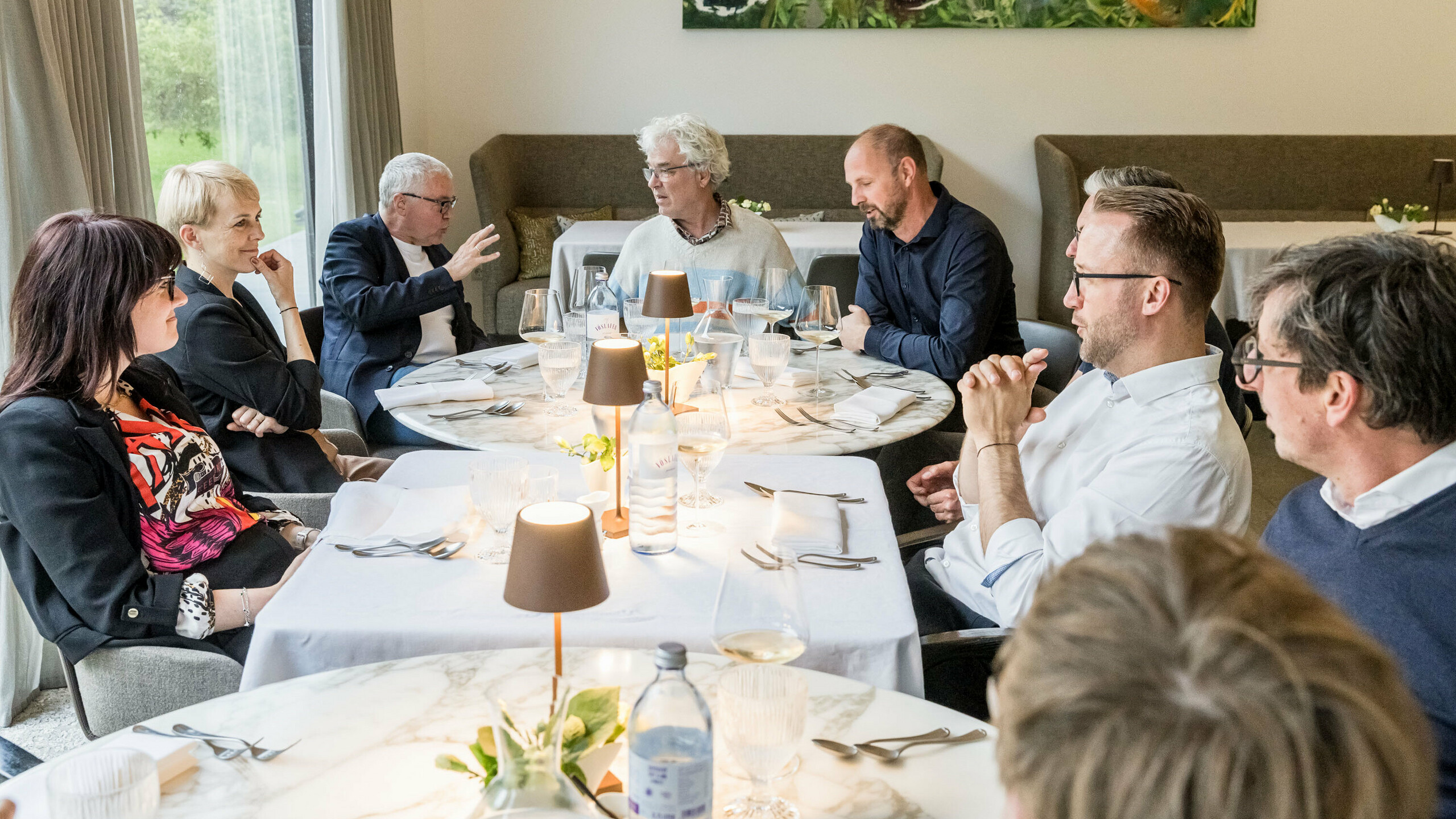 Expertendialog zur Wahl der PREFARENZEN 2026: Beim gemütlichen Mittagessen in einer Winzerresidenz im burgenländischen Seewinkel diskutiert die Expertenjury über herausragende Architekturprojekte für das PREFARENZEN Architekturbuch und den Kalender 2026. Der Fokus liegt auf innovativen Dachgestaltungen, gesellschaftlichem Kontext und internationaler Vielfalt.