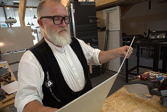 Thomas Weiß kantet die Platte händisch in den richtigen Winkel.