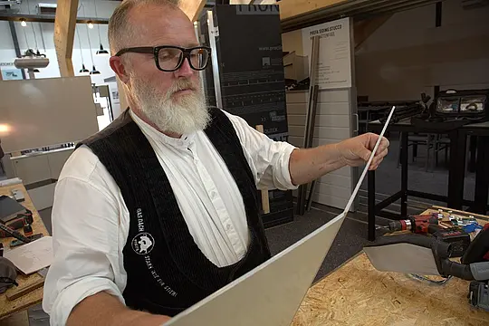 Thomas Weiß kantet die Platte händisch in den richtigen Winkel.