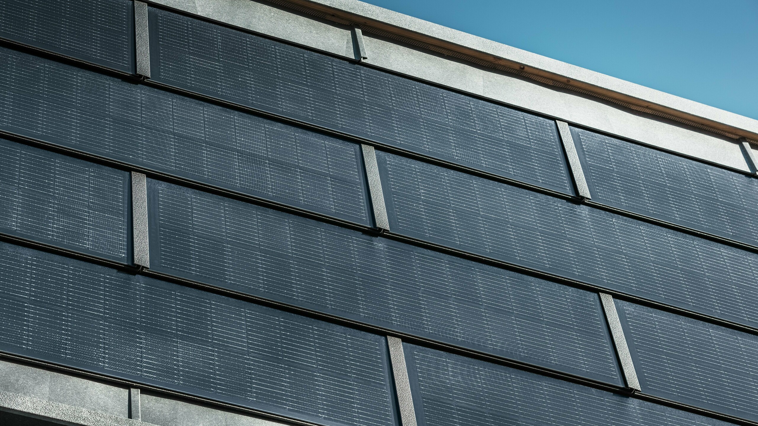 Detailansicht der PREFA Solardachplatte für die Fassade am Firmengebäude der Firma RUEMA.
