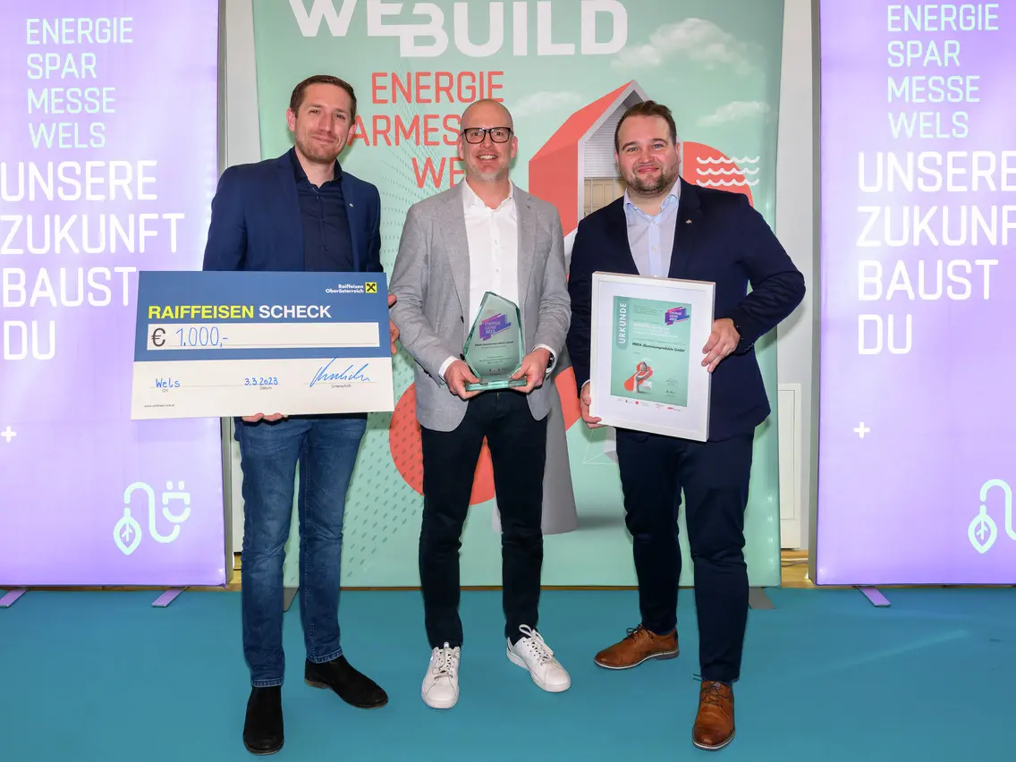 Foto von der Preisverleihung in Wels. PREFA Mitarbeiter von links nach rechts: Philipp Elsler, Jürgen Jungmair, Jürgen Bauer