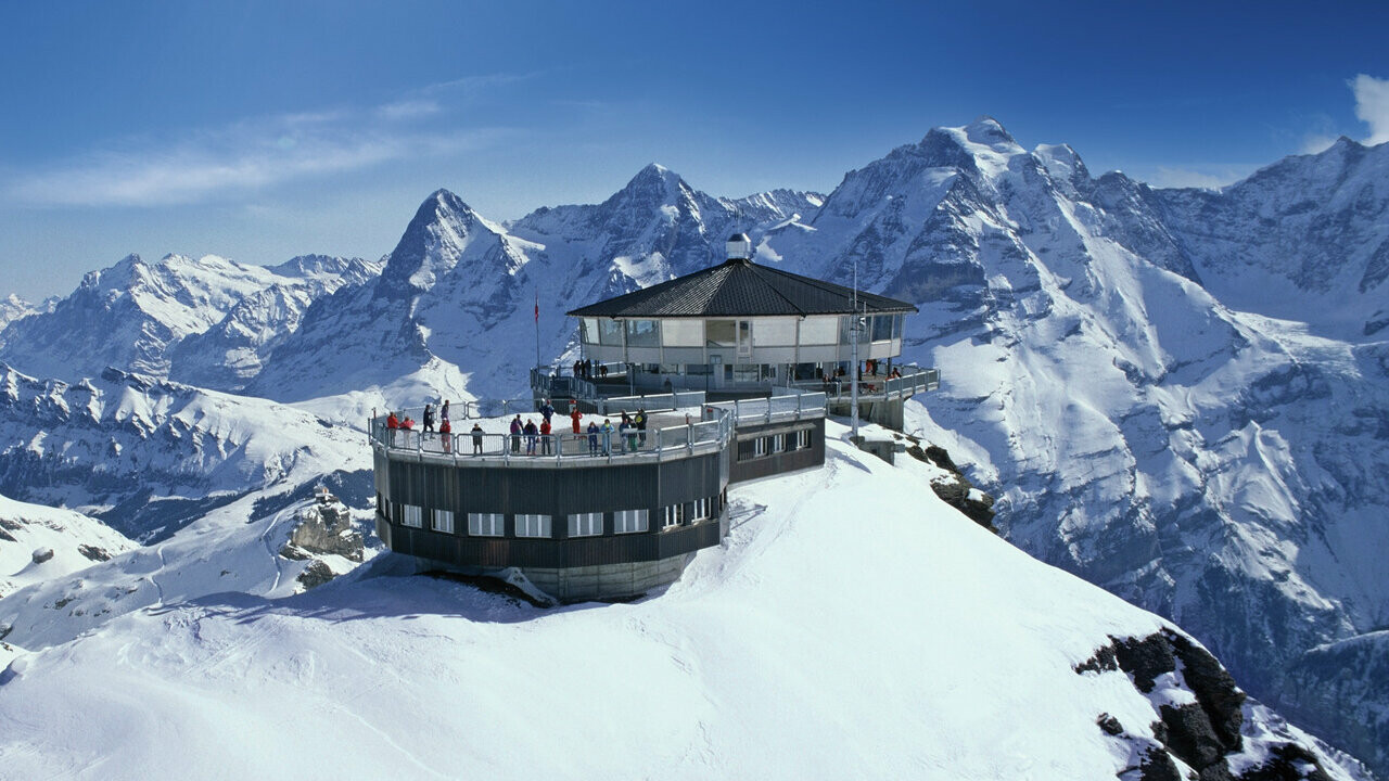 Das Gebäude auf dem Schilthorn P.10 mit anthrazitfarbener PREFA Dachplatte