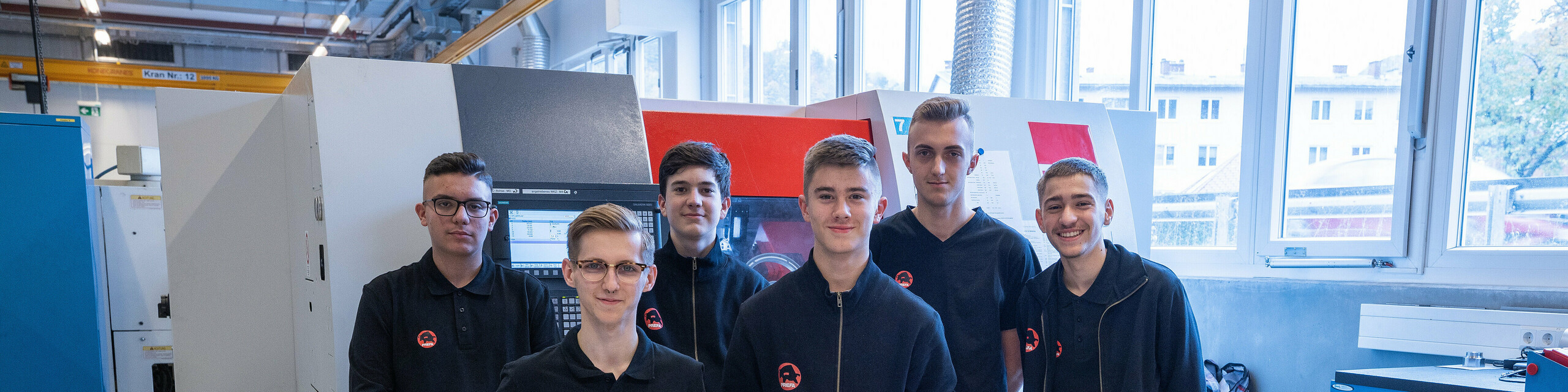 Sechs PREFA Lehlinge stehen zusammen für das Gruppenfoto.