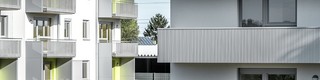 Balkone einer Wohnhausanlage mit PREFA Zackenprofil in der Farbe Silbermetallic