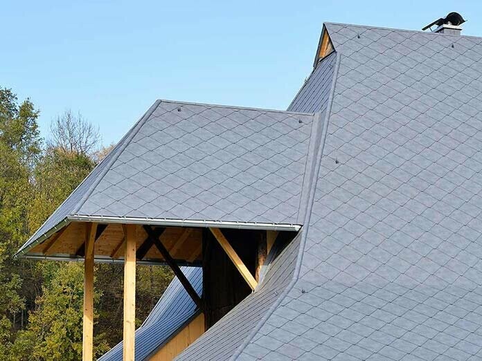 Detailfoto des neuen Daches des Fusenhofes im Schwarzwald, eingedeckt mit der großformatigen Raute 44 x 44 von PREFA aus Aluminium in steingrau mit schönen Details, große Dachfläche