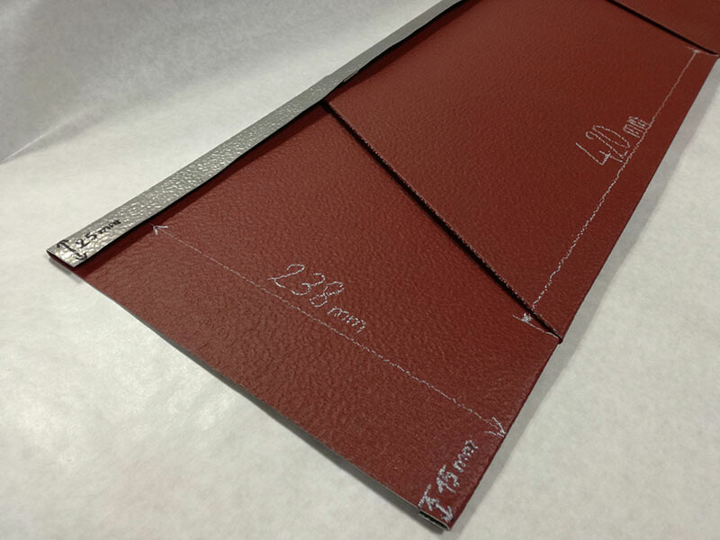 Schritt 6 bei der Ausführung einer Schindelimitation - Detailansicht von Aluminiumplatten die ineinandergreifen