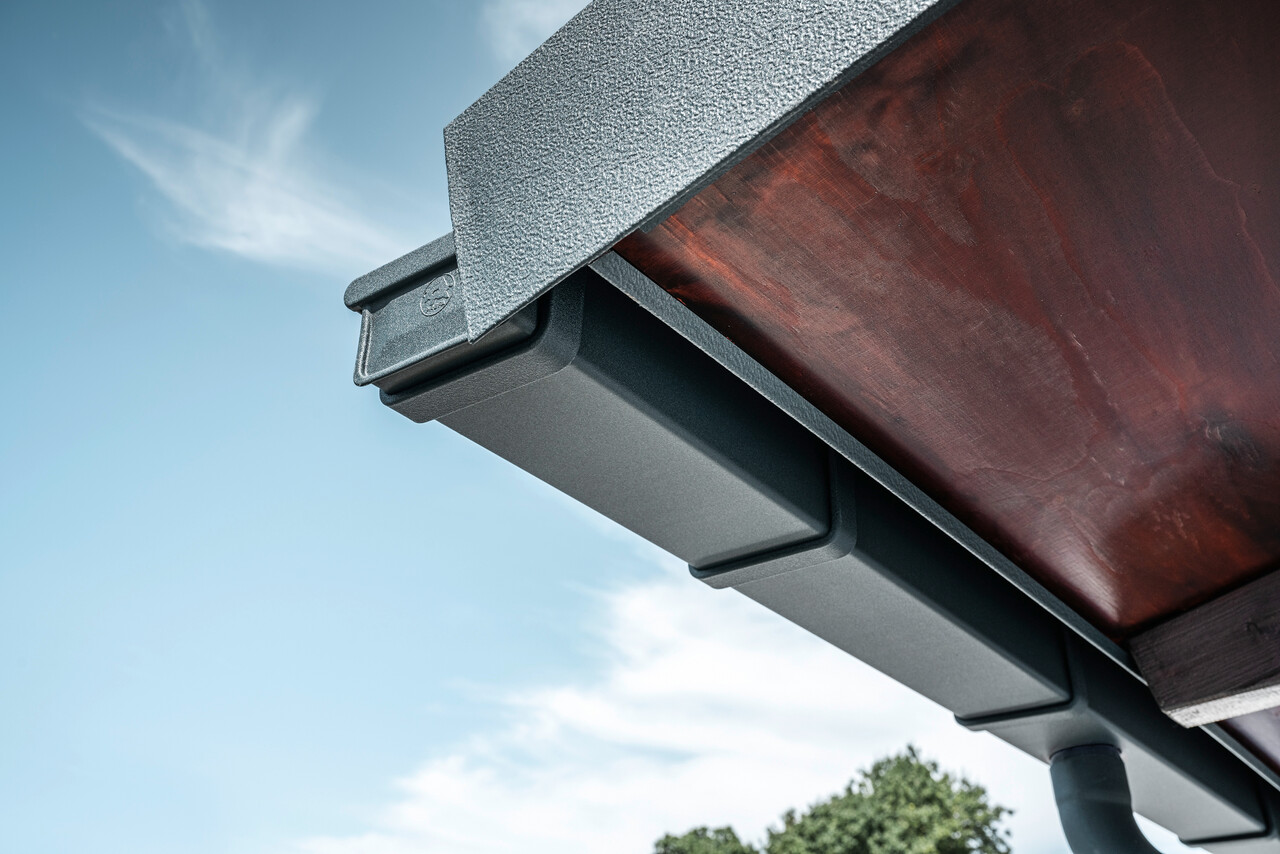 Detailaufnahme des PREFA Dachentwässerungssystems in P.10 Anthrazit am Dach eines Einfamilienhauses in Dortmund.