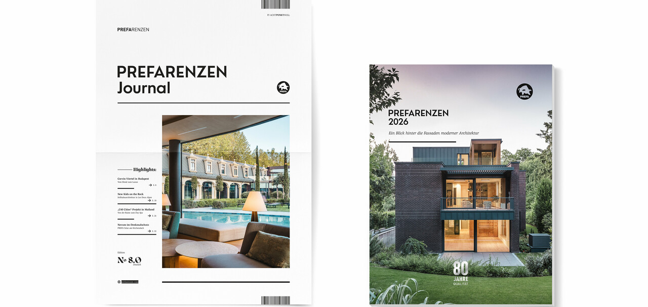 Seitliche Ansicht eines Stapels der Bücher der vergangenen Jahre, das aktuellste ist ganz vorne.