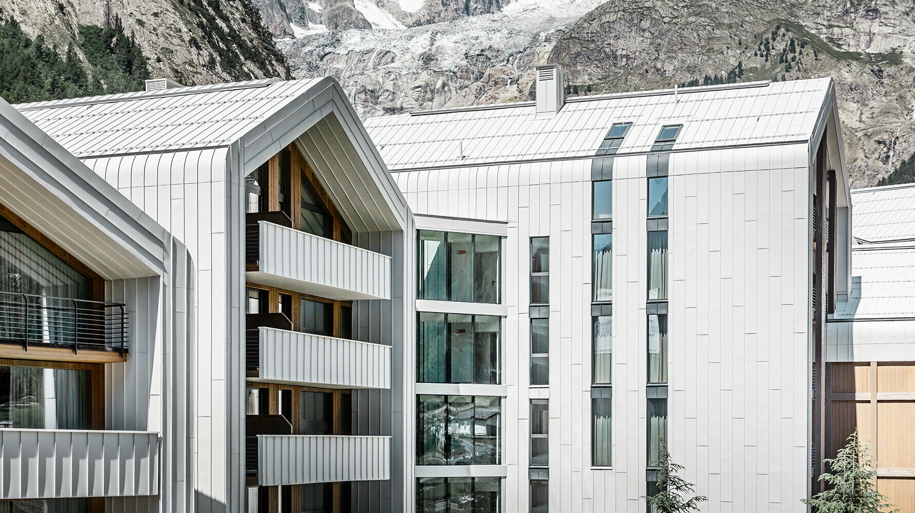 Neugebautes Hotel in Italien mit PREFALZ Dach- und Fassadenverkleidung in den Farben Weiß und Anthrazit