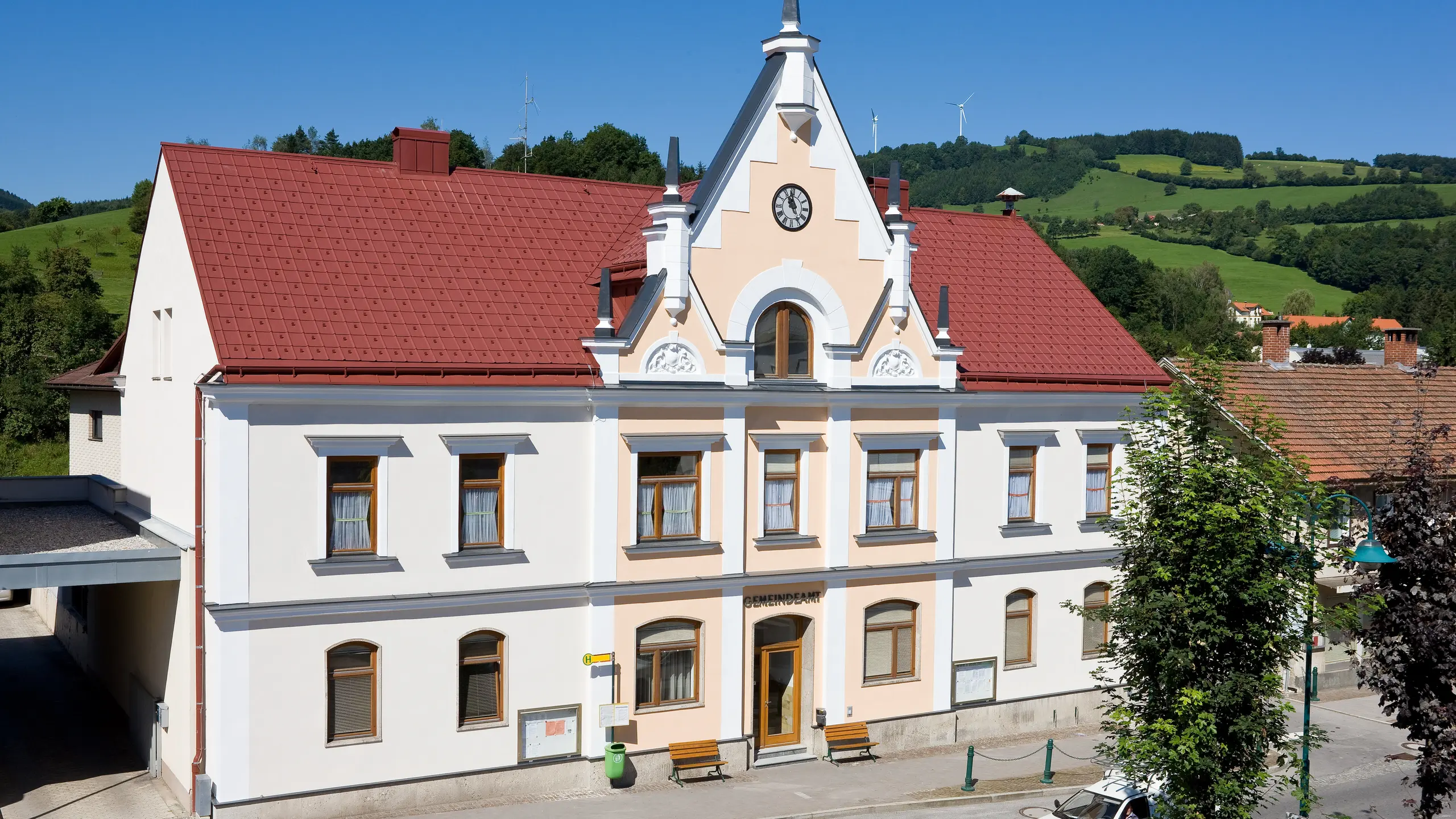 Gemeindeamt von Traisen eingedeckt mit der PREFA Dachplatte und der PREFA Saumrinne (Aufdachrinne)