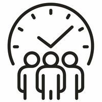 Drei Personen stehen vor einer großen Uhr. Die Uhr zeigt 10:08 Uhr. 