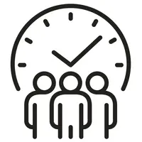 Drei Personen stehen vor einer großen Uhr. Die Uhr zeigt 10:08 Uhr. 