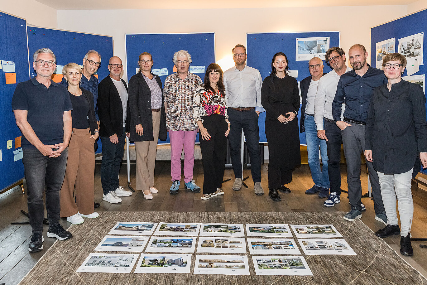 Gruppenfoto der PREFARENZEN 2026 Jury nach erfolgreichem Auswahlprozess in einer Winzerresidenz im burgenländischen Seewinkel: Die interdisziplinäre Expertengruppe bestehend aus Dirk Lorenz (Leinert Lorenz Architekten), Veronika Roll (Marketing, PREFA Österreich), Wolfgang Croce (Croce & Wir, Graz), Jürgen Jungmair (Marketingleiter International, PREFA), Judit Nemere (Geschäftsführung PREFA Ungarn), Matthias Finkentey (Moderation), Bettina Almeida (Kommunikationsmanagement, PREFA), Christian Wirth (Regionalleiter Ost, PREFA Österreich), Selina Wach (Head of Discourse, Architektur Aktuell), Thomas Schlett (B3 Architekten), Sven Disser (Leiter Development, Bauwerk), Falk Leinert (Leinert Lorenz Architekten) und Juliane Croce (Croce & Wir, Graz) steht vor den final ausgewählten Architekturprojekten für das PREFARENZEN Architekturbuch und den Kalender 2026. Die Projekte spiegeln Vielfalt, Nachhaltigkeit und innovativen Einsatz von PREFA Materialien wider.
