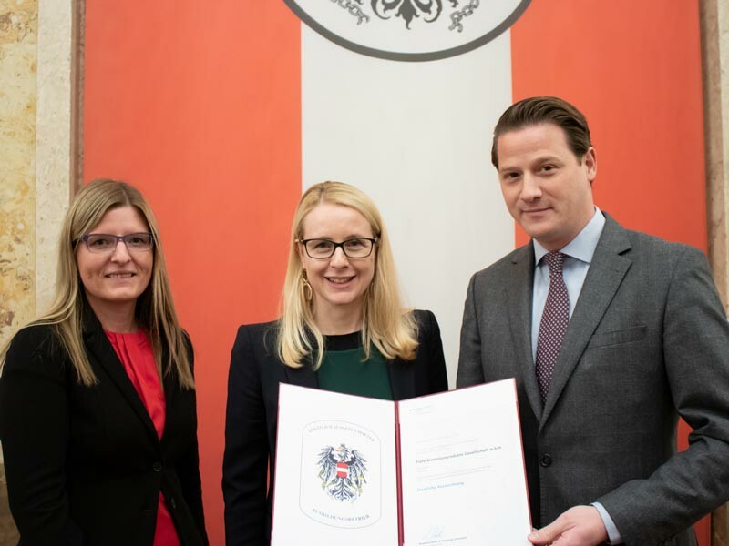 PREFA erhält den Titel als staatlich ausgezeichneter Ausbildungsbetrieb. Von rechts: PREFA Geschäftsführer Leopold Pasquali, Bundesministerin Dr. Schramböck, Personalmanagerin Susanne Stamminger (Fried. v. Neuman).