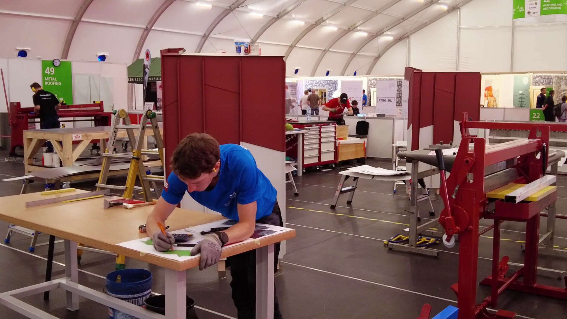 Innenaufnahme der Halle bei den EuroSkills 2023 in Gdansk, Polen.