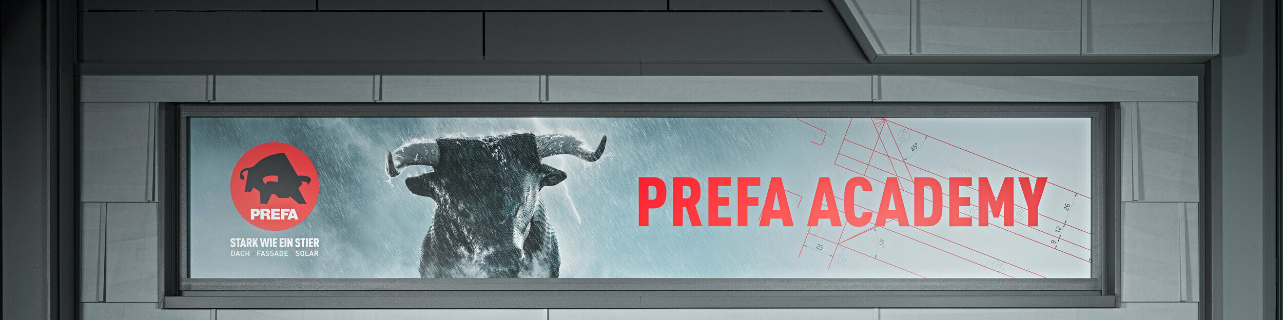 Marvin Bürger von Falztechnik Bürger und die jüngste Dachdeckermeisterin Fabienne Ellermeier stehen bereit in der PREFA Academy und freuen sich auf die neue Schulungssaison mit starken Inhalten.