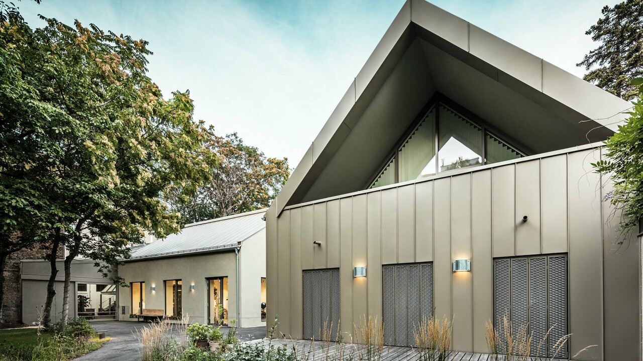 Vorderansicht des Studio Comploj in Wien mit PREFALZ-Aluminiumfassade in P.10 Prefabronze. Die moderne Glashütte vereint handwerkliches Können mit zeitgenössischer Architektur.