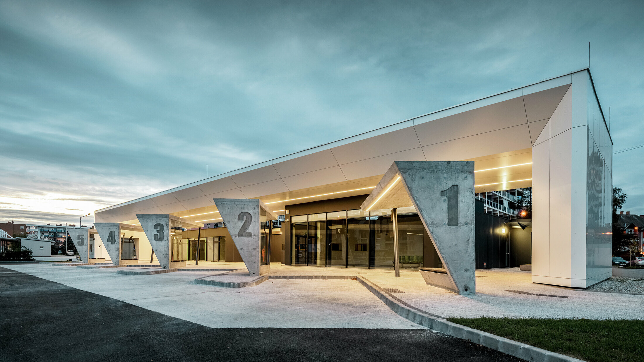 Modern gestalteter Busbahnhof in Lenti, Untersichten sind mit der PREFABOND Aluminium Verbundplatte in Reinweiß verkleidet