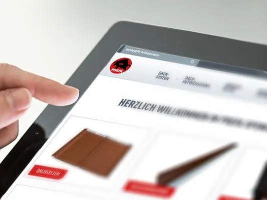 Laptop mit dem neuen PREFA Webshop auf dem Bildschirm, man sieht die Kategorien der PREFA Produkte