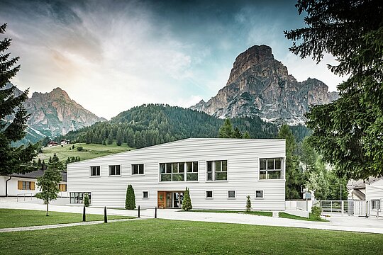 Moderne Militärarchitektur trifft auf alpine Umgebung: Vor majestätischem Bergpanorama liegt die Kaserne „Tempesti“ eingebettet in die Südtiroler Landschaft. Die helle PREFALZ-Fassade in P.10 Prefaweiß sorgt für klare Linien. Die helle Aluminiumfassade reflektiert Sonnenlicht und verbessert das Mikroklima.