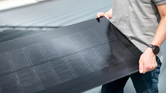 PREFALZ Solarmodul in schwarzer Farbe für PREFALZ Bahnen mit einer Breite von 500 und 650 mm.