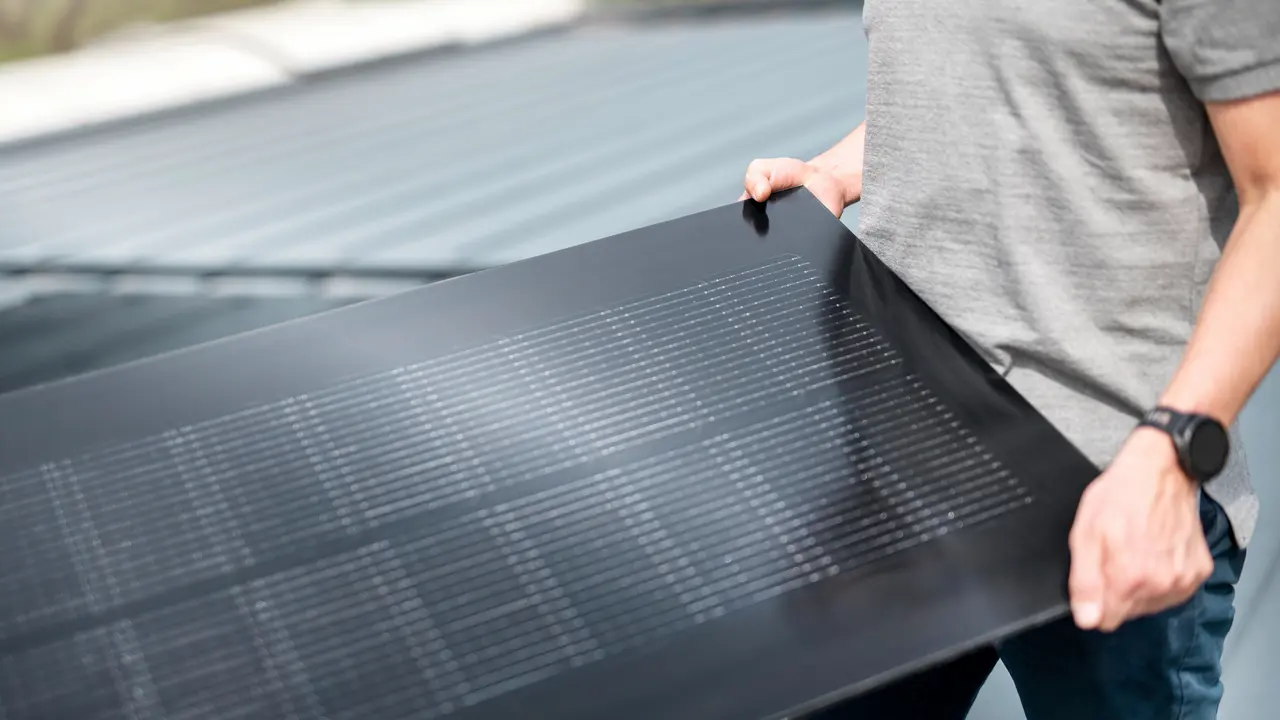 PREFALZ Solarmodul in schwarzer Farbe für PREFALZ Bahnen mit einer Breite von 500 und 650 mm.