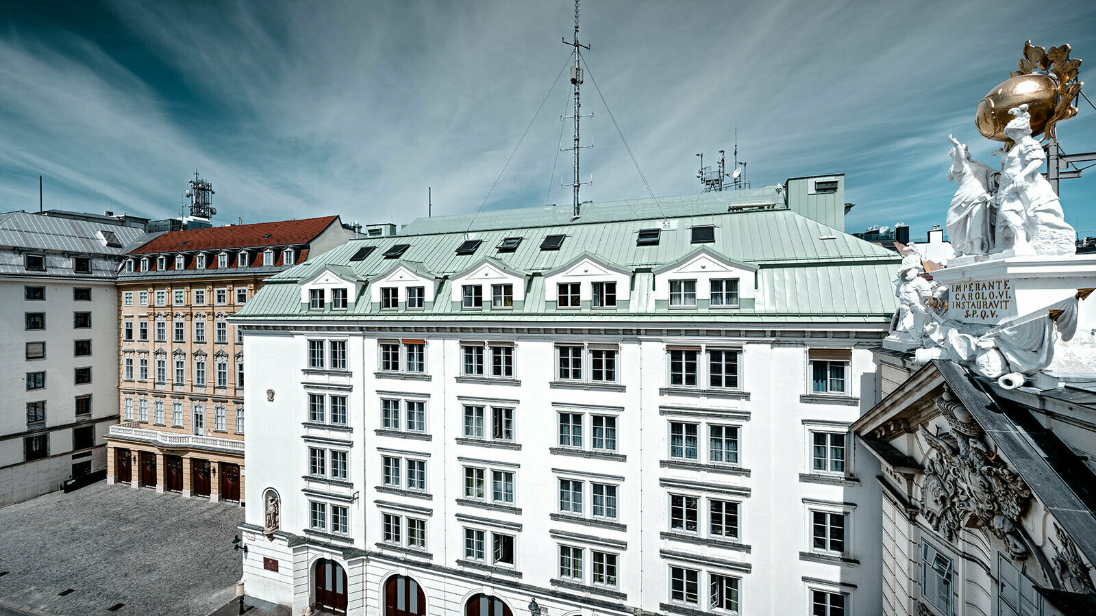 Blick auf die Hauptfeuerwache am Hof in Wien. Das Dach ist mit Prefalz in P.10 patinagrün eingedeckt.