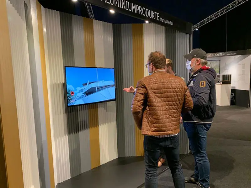 PREFA Mitarbeiter berät Kunden auf der architect@work Architekturmesse