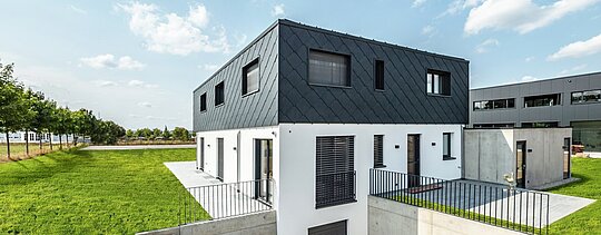 klassische Putzfassade kombiniert mit PREFA Wandrauten 44 × 44 in P.10 Anthrazit