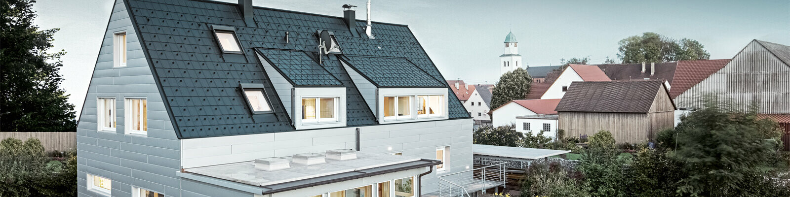 Einfamilienhaus mit dem hochwertigen PREFA Komplettsystem für Fassade, Dach, Hochwasserschutz, Dachentwässerung und PV-Montage