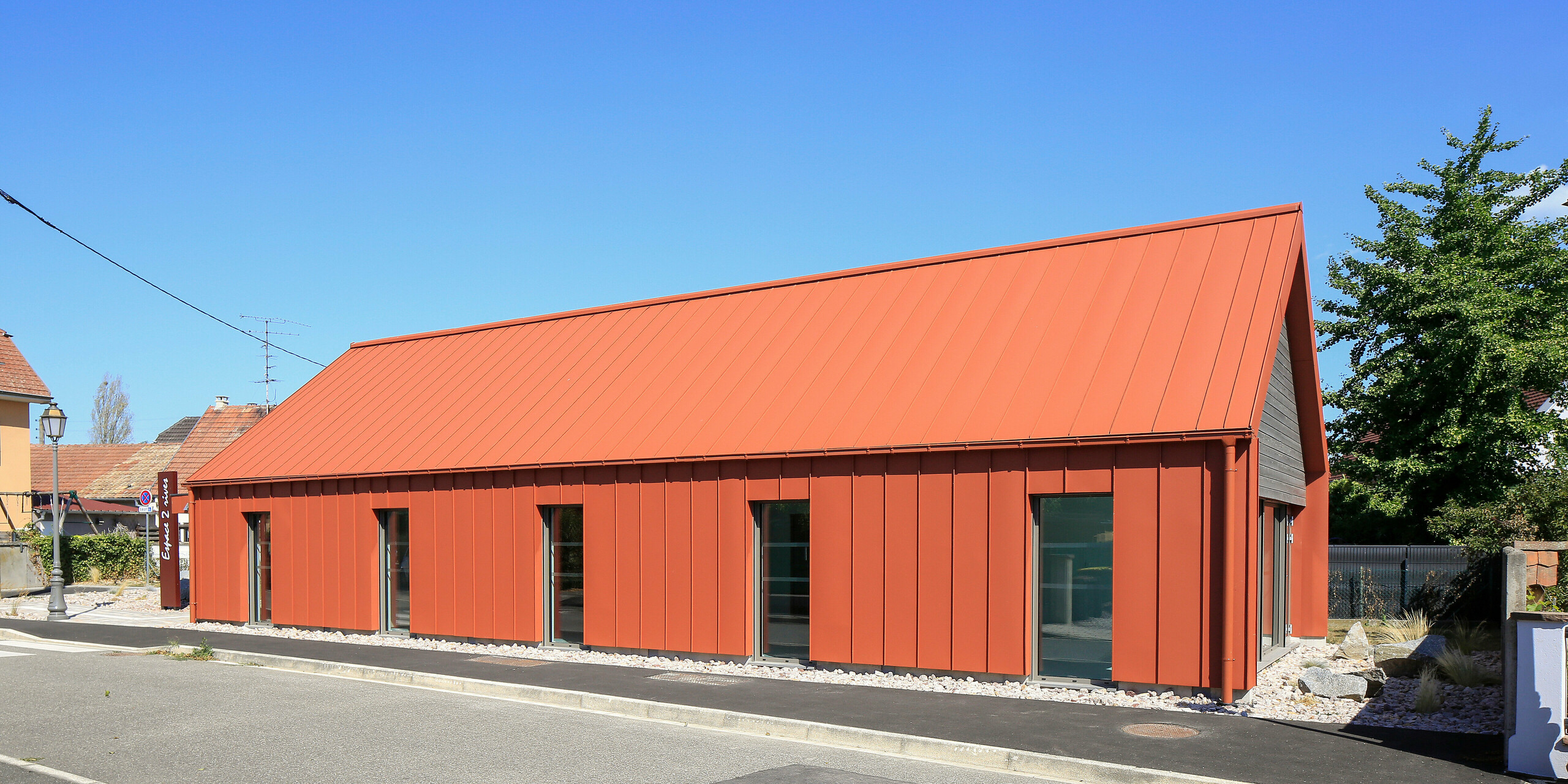 PREFALZ Dach- und Fassadensystem in P.10 Ziegelrot am Pfarrheim in Chalampe