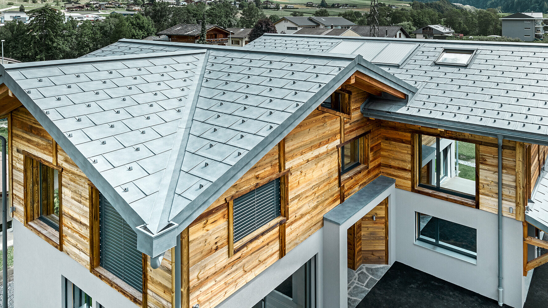 Chalet mit PREFA Dacheindeckung in P.10 Steingrau in Kombination mit einer Holzfassade