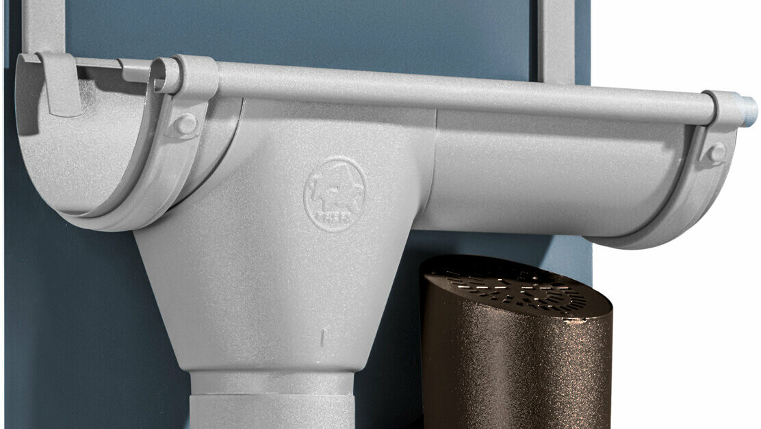 Detailaufnahme unterschiedlicher PREFA Dachentwässerungssysteme aus Aluminium in runder Form. Die Dachentwässerungssysteme sind in unterschiedlichen Ausführungen und zahlreichen Farbvariationen erhältlich. Die robusten Aluminiumprodukte sind besonders widerstandsfähig und langlebig.