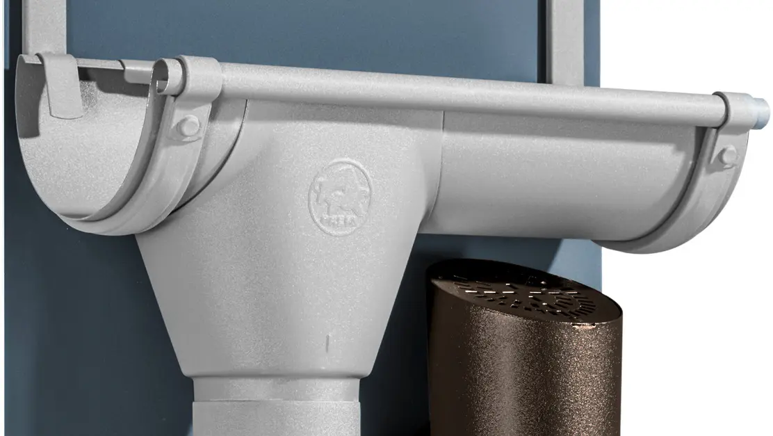 Detailaufnahme unterschiedlicher PREFA Dachentwässerungssysteme aus Aluminium in runder Form. Die Dachentwässerungssysteme sind in unterschiedlichen Ausführungen und zahlreichen Farbvariationen erhältlich. Die robusten Aluminiumprodukte sind besonders widerstandsfähig und langlebig.