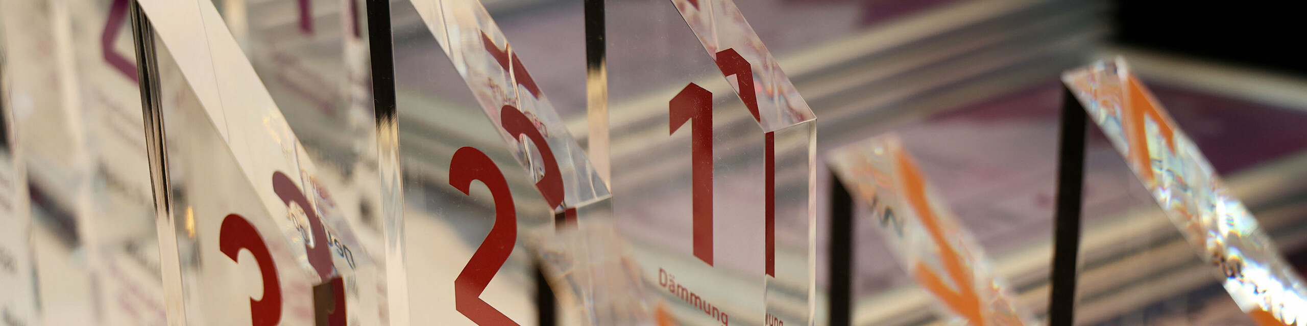 Trophäen der Dachbaumagazin-Preisverleihung 2025 für die Kategorie "Dämmung".