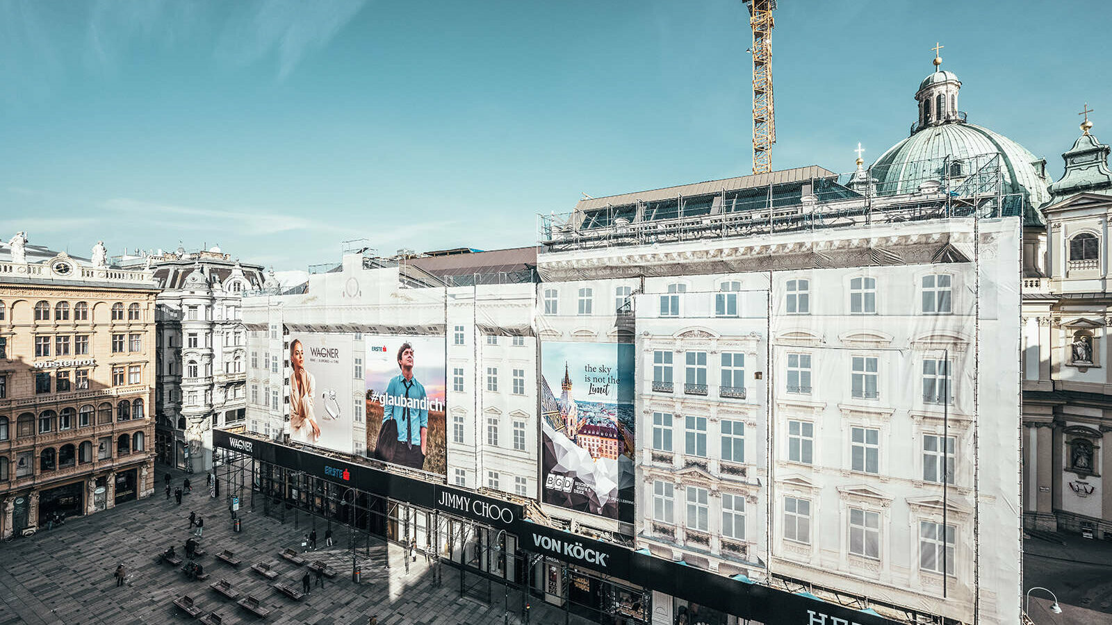 Blick auf das Gebäude im Herzen Wiens, erkennbar an der renovierten Dachfläche.