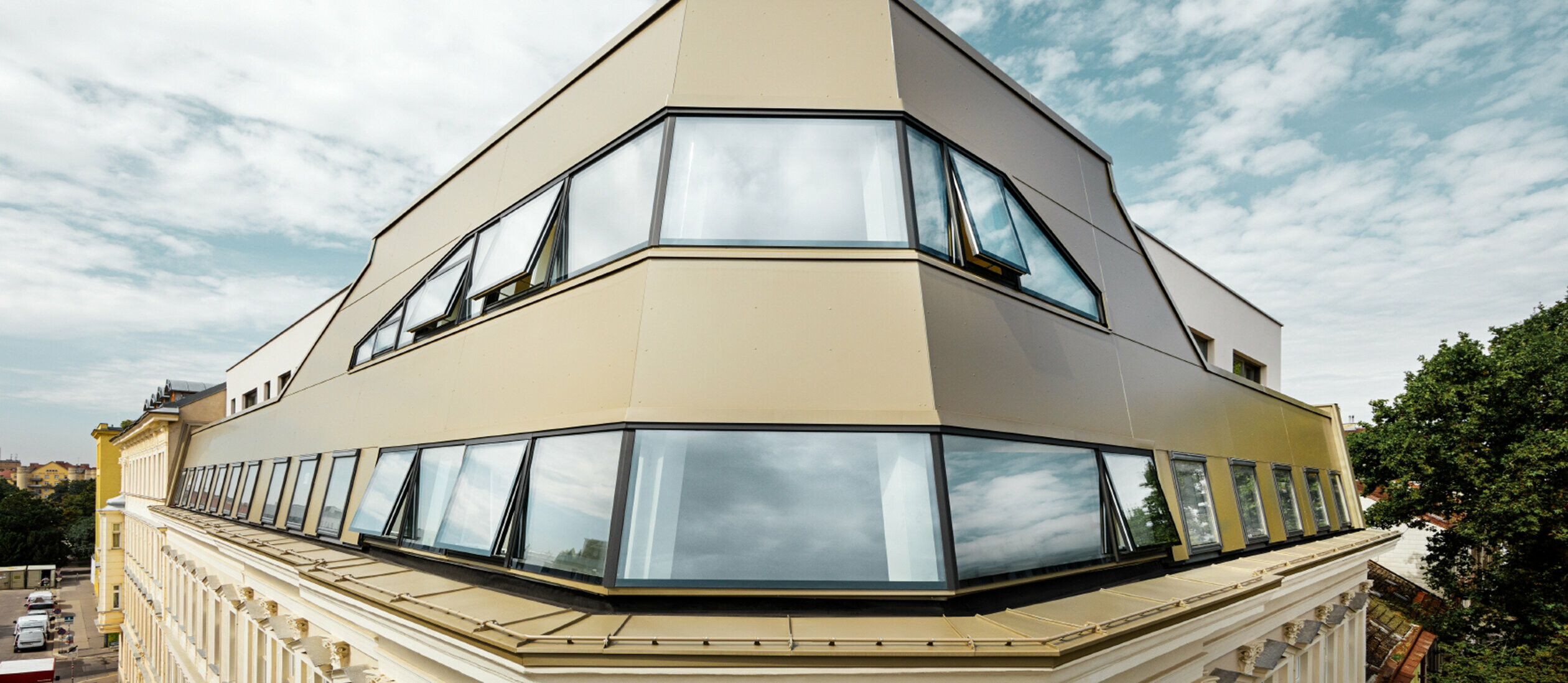 Historisches Wiener Wohnhaus in der Schloßhoferstraße in Wien wurde mit einem modernen Dachgeschoßausbau aufgestockt. Die Aufstockung wurde mit der PREFA Aluminium Verbundplatte in Bronze verkleidet.