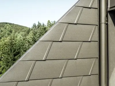 Das PREFA Dachentwässerungssystem wird um insgesamt vier neue Farben in P.10 Qualität erweitert. Detailaufnahme bei strahlendem Sonnenschein