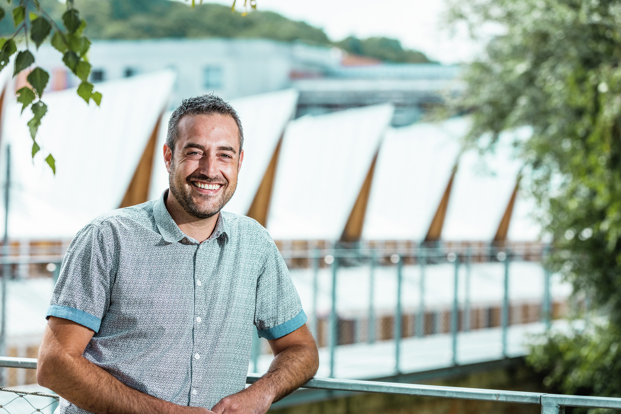 Glückliche Endkunden im Gespräch mit einem Handwerker
