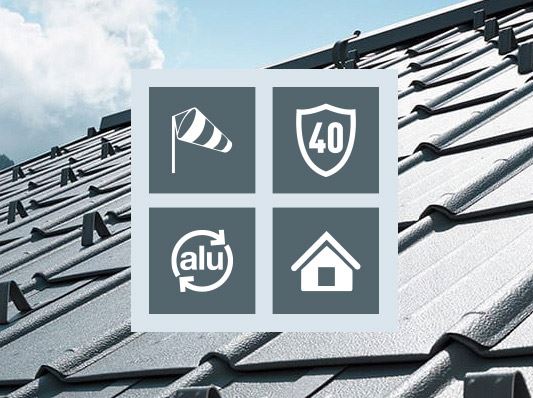 Vier Icons zu den Vorteilen von Aluminium als Werkstoff - sturmsicher, Garantie, recycelbar, Komplettsystem, vor einem Dach eingedeckt mit der PREFA Dachplatte aus Aluminium