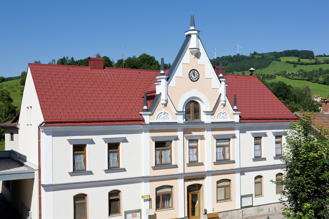 Gemeindeamt von Traisen eingedeckt mit der PREFA Dachplatte und der PREFA Saumrinne (Aufdachrinne)